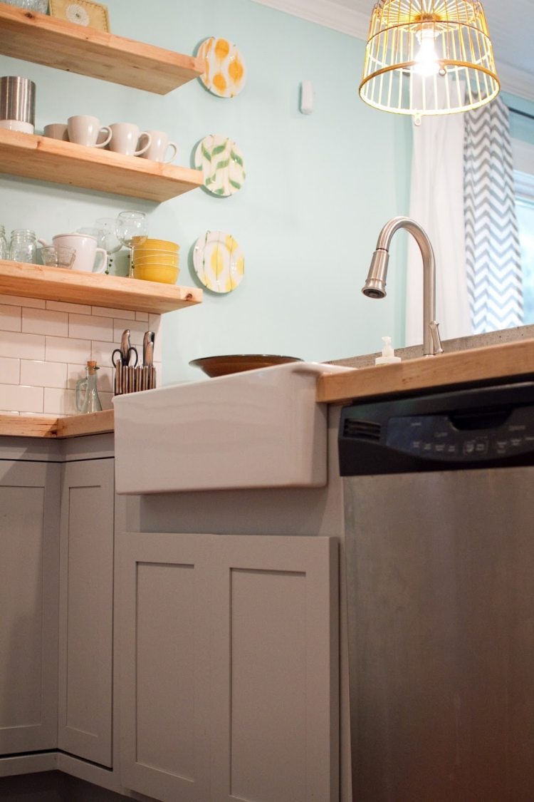 dort-nástenný-dizajn-nápady-farba-steny-svetlo-modrá-nástenné police-otvorené-drevo