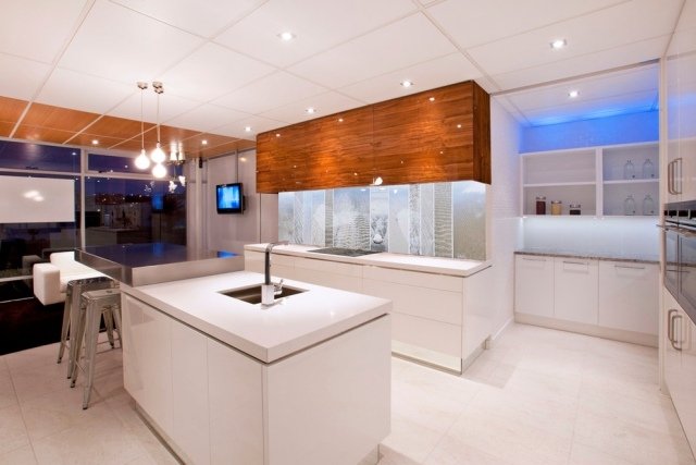 torta-stena-dizajn-nápady-sklo-ochrana proti striekajúcej vode-foto-tapeta-kuchyňa-ostrov