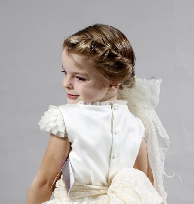 detský účes dievča svadobný nápad banán chignon deti-účesy-dievčatá-svadba-nápad-banán-chignon