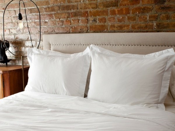 Spálňa s čalúneným čelom a prírodným kameňom