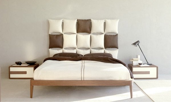 vankúš s jednoduchým nápadom a čelom postele