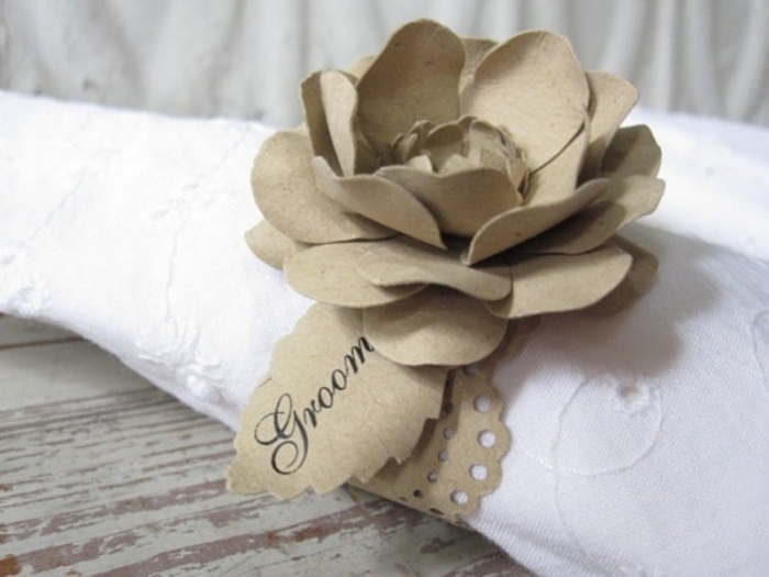 Papierový kvet s menovkami-DIY nápady na svadbu Nápady-na obrúsky-krúžky-papierové rozety-na výrobu vlastnými rukami