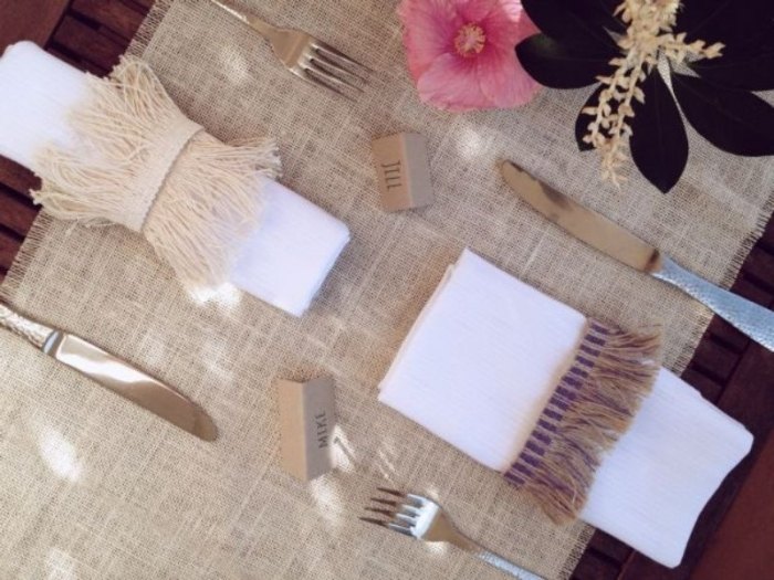 rustikálne svadobné ozdobné obrúsky s okrajmi Nápady-obrúsky-prstene-vyrobené-z-látky-s-strapcami-svadobná dekorácia