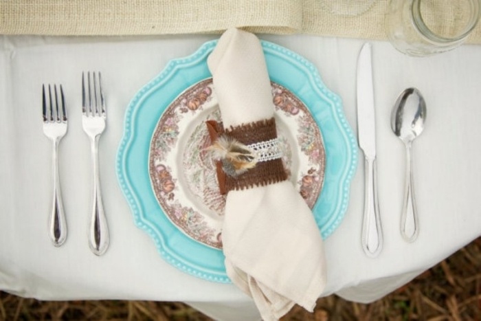 DIY svadobné dekorácie - obrúčky v divokom vzhľade kreatívne nápady-obrúsky-svadobný-stôl-dekorácia