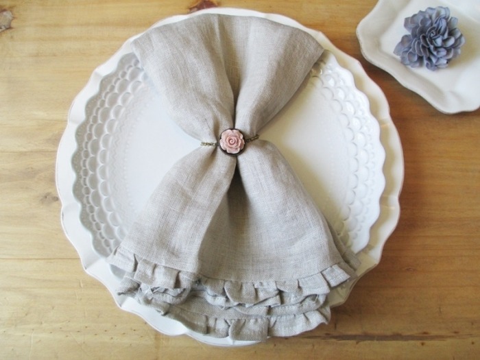 DIY obrúskový prsteň s jemným kvetom ako ozdoba Nápady-na obrúsky-krúžky-kvetinová-dekorácia-látková obrúska