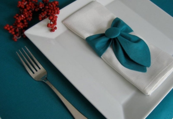 štýlový prsteň na obrúsky z jemnej látky, tyrkysovo modrej Nápady-na obrúsky-prstene-tyrkysová-mašlička-elegantná-biela-látková-obrúska