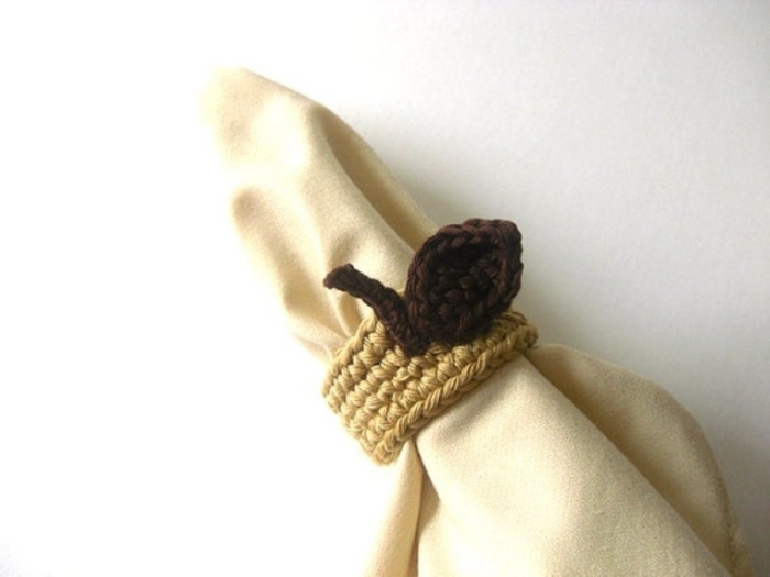 Prsteň na obrúsky v neobvyklom prevedení - háčkovaný pletené-obrúsky-prstene-dekorácie-nápady-na-rustikálne-svadobné-oslavy