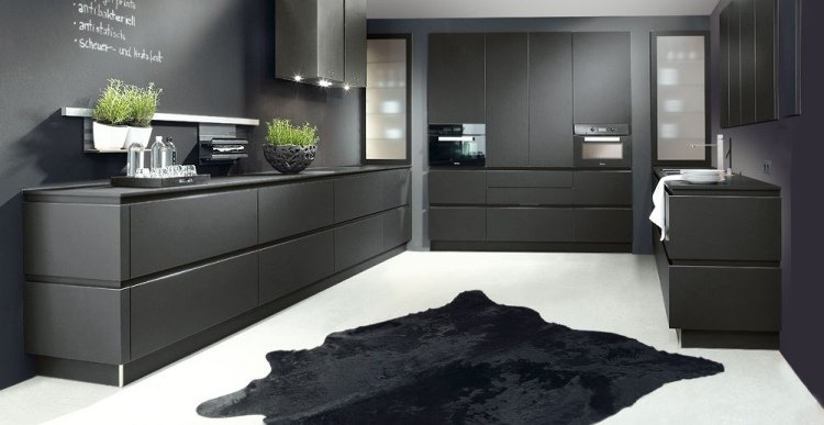 minimalistický dizajn do kuchyne v čiernej matnej optike - model Fenix black moderný-schroder-koláč-extravagantný-minimalistický-matný-fenix-čierny