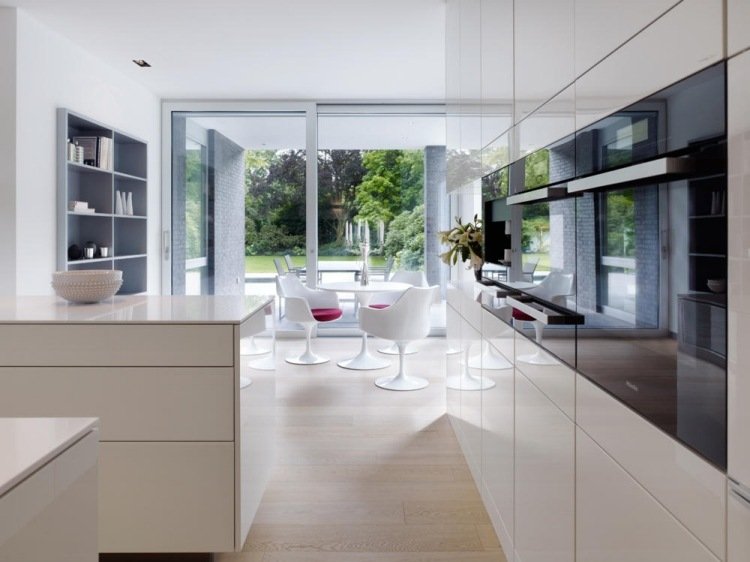 minimalistický dizajn v bielom vysokom lesku pre modernú kuchyňu moderné-schroder-tortu-minimalistické-biele-s vysokým leskom-vstavané zariadenia