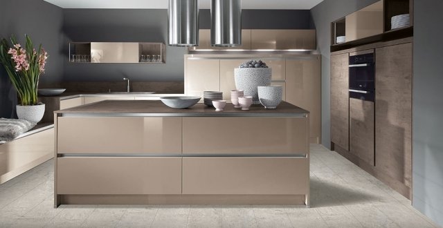 moderný kuchynský ostrovček z dreva vyzerá béžovo s vysokým leskom moderná-kuchyňa-ostrov-varenia-ostrov-drevo-optika-béžová-vysoký-lesk-čelá