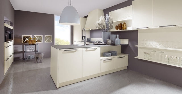 moderný kuchynský polostrov slonovinová v kombinácii so sivou moderná-kuchyňa-polostrov-slonovinová-šedá