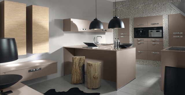 moderná kuchynská linka s jedálenským pultom taupe farebné čelá, skrinky z bambusového dreva moderné-kuchynské-jedálenské-pult-taupe-farebné-fronty-bambusové-drevené skrine