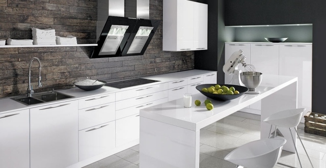 moderná kuchynská linka zadná stena z bieleho dreva vysoký lesk moderná-kuchyňa-jedálenský-bar-vysoký lesk-biela-drevo-zadná stena