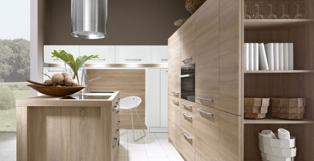 moderná kuchyňa kombinácia matných dubových bielych nástenných jednotiek kombinácia modernej kuchyne-dubu-matu-bielej steny