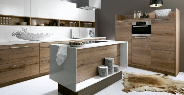 moderná kuchyňa čela z bieleho dreva kombinovaná ostrovná bočná polica Moderné kuchyne Schröder polička biela-drevená-predná-kombinovaná-ostrovčeková