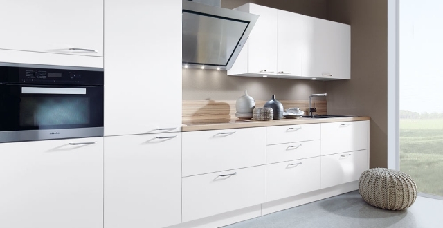 moderná kuchynská doska, drevené predné diely, matný biely vzhľad moderná-kuchynská-doska-drevená-optika-matná-biela-čelá skrinky