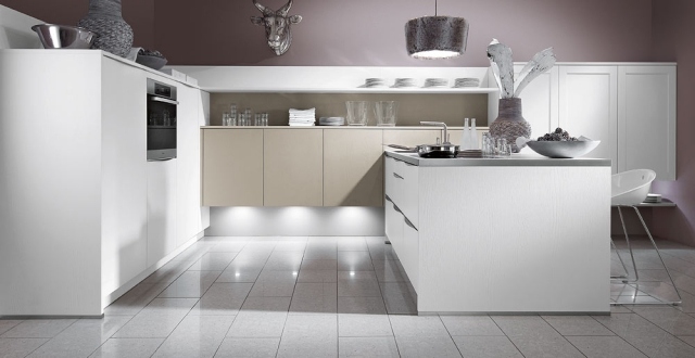 moderné kuchynské ostrovčeky matné biele béžové podsvietené svetlá moderná-kuchynská-ostrov-matná-biela-béžová-podsvietená svetlá