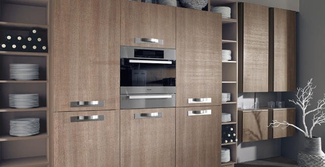 moderná kuchynská komora otvorené police vzhľad dreva moderná-kuchyňa-špajza-otvorené-police-drevená optika