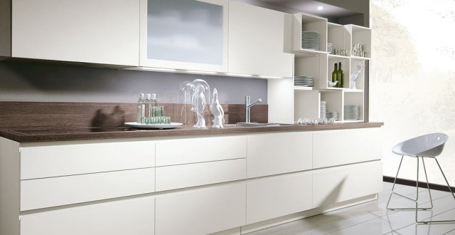 Kuchynská linka moderná biela predná doska drevená kuchynská linka-moderná-biela-predná-drevená pracovná doska