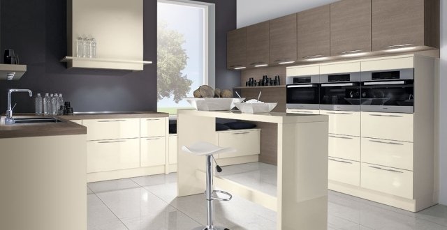 kuchynská krémová čelá skriniek s vysokým leskom vzhľad borovicového dreva kuchyňa-krém-vysoký-lesk-skrinky-čela-borovica-vzhľad dreva