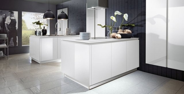 malé kuchynské ostrovčeky bez rukovätí predné diely matná biela malá kuchynka-ostrov-bezúchytkové-čelá-mat-biela