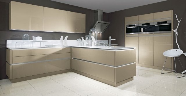 bezúchytkový kuchynský polostrov béžový vysoký lesk predná strana biela pracovná doska bezúchytková-kuchynská-polostrov-béžová-vysoké-lesklé-čelá-biela-pracovná doska