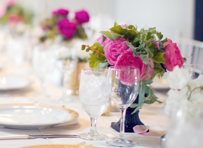 aranžovanie kvetov-nápady-svadba-modrá-keramika-vázy