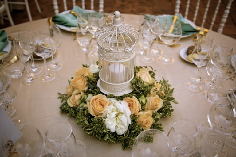 aranžovanie kvetín romantická vtáčia klietka biely vintage ruže veniec krém