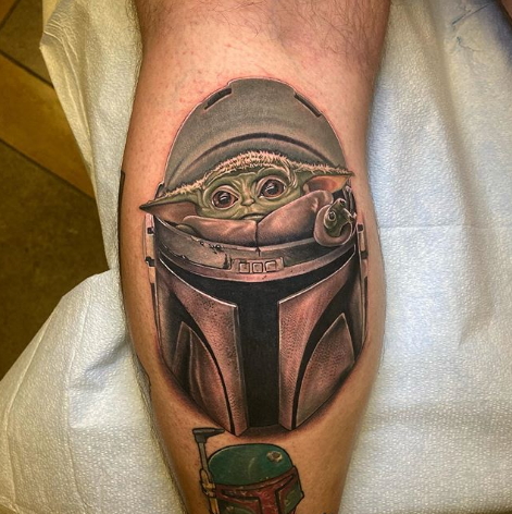 Foto primjer tetovaže s likom Baby Yoda (Baby Yoda) iz serije The Mandalorian - fotografija 7