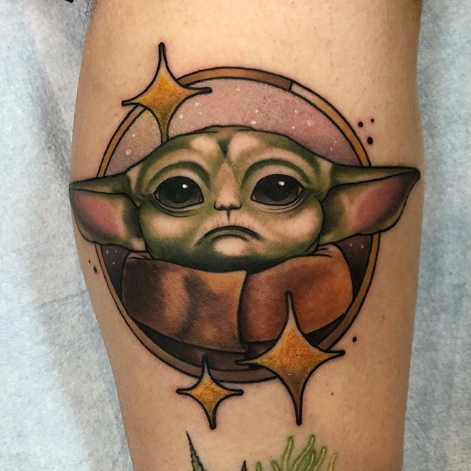 Primjer fotografije tetovaže s likom Baby Yoda (Baby Yoda) iz serije The Mandalorian - fotografija 8