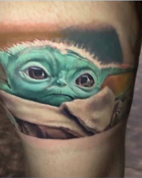 Foto primjer tetovaže s likom Baby Yoda (Baby Yoda) iz serije The Mandalorian - fotografija 12