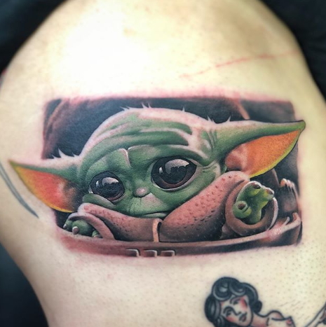 Foto primjer tetovaže s likom Baby Yoda (Baby Yoda) iz serije The Mandalorian - fotografija 30