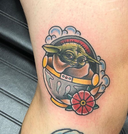 Primjer fotografije tetovaže s likom Baby Yoda (Baby Yoda) iz serije The Mandalorian - fotografija 33