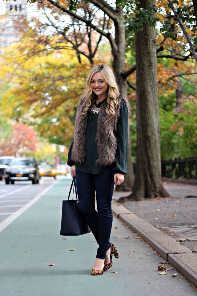 Outfity s kožušinovou vestou jeseň-smaragd-zelená-blúzka-rifle-leopardové-lodičky