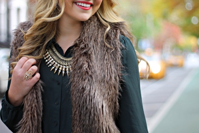 Oblečenie s kožušinovou vestou, náhrdelník so zelenou blúzkou