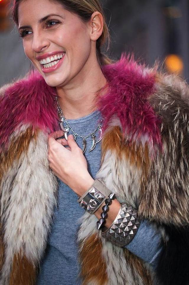 Jesenné outfity s kožušinovou vestou viacfarebne-šedo-blúzkovou