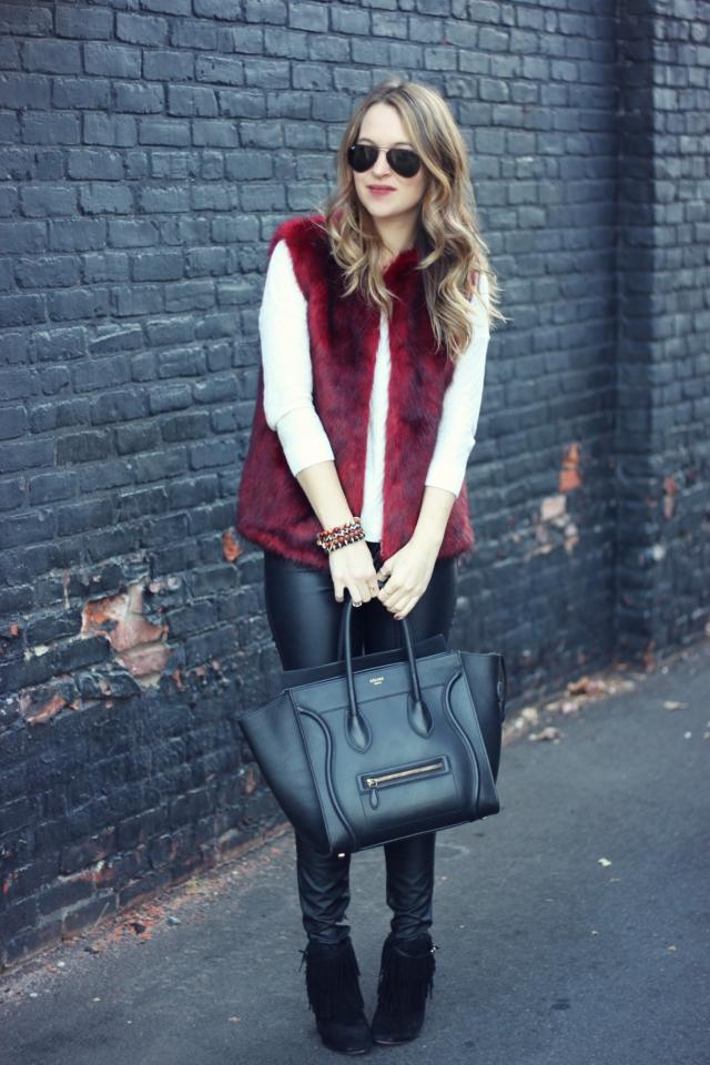 outfit-jeseň-červená-kožušinová vesta-lederhosen-biela-blúzka