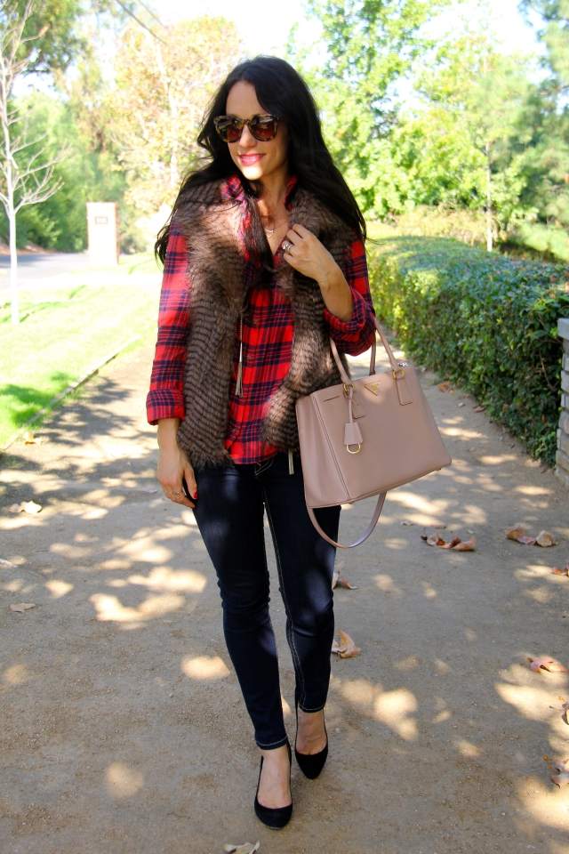 outfit-jesenná-kožušinová vesta-červená-károvaná-košeľa-rifle