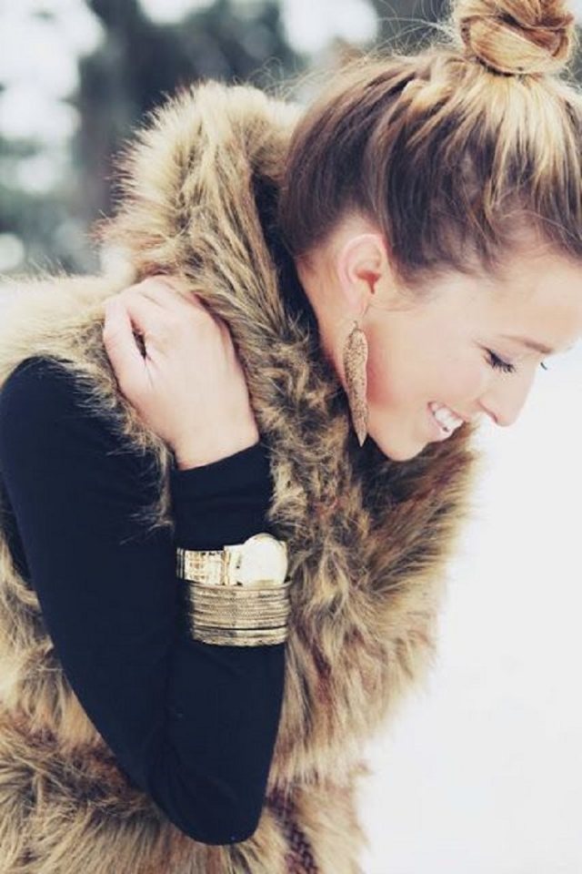 outfit-kožušinová vesta-čierny-sveter-jeseň-zima