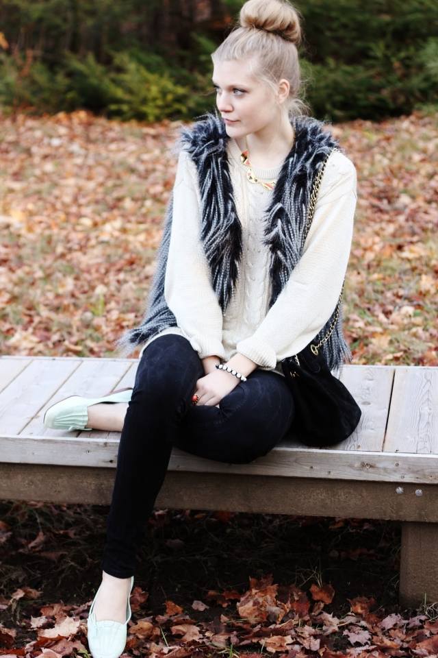 hesbst-outfit-kožušinová vesta-biela-pulóver