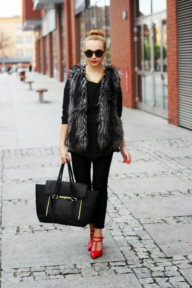 outfity-kožušinová vesta-jeseň-čierno-zlaté-akcenty-červené-topánky