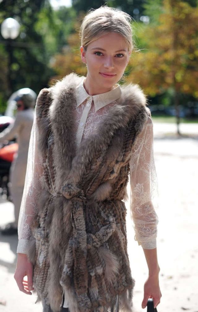 jesenný outfit-kožušinová vesta-biela-čipkovaná-košeľa-kombin