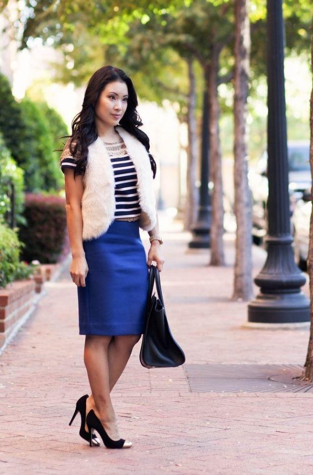jesenný outfit-modrá-sukňa-biela-kožušinová vesta