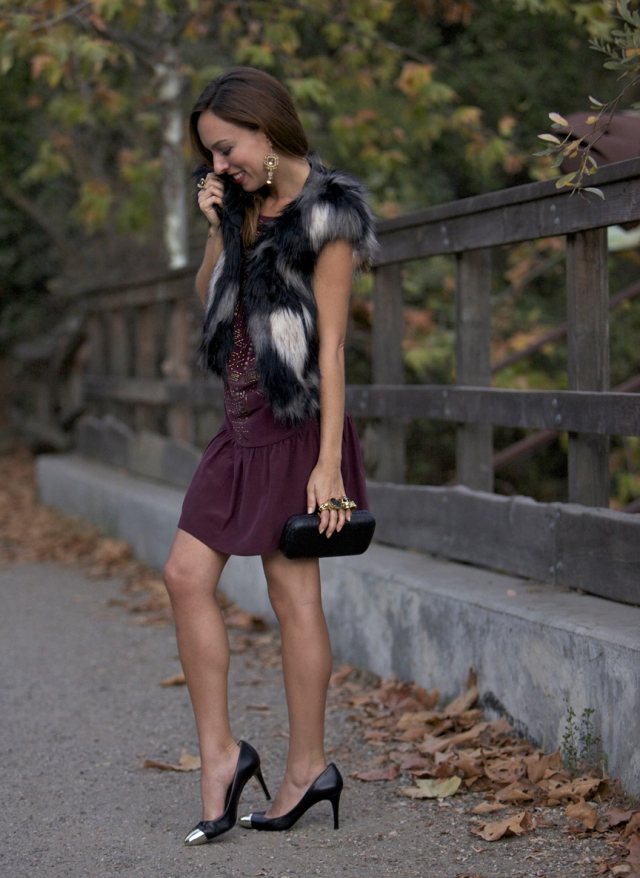 spoločenský outfit kožušinová vesta slivka purpurové šaty lodičky
