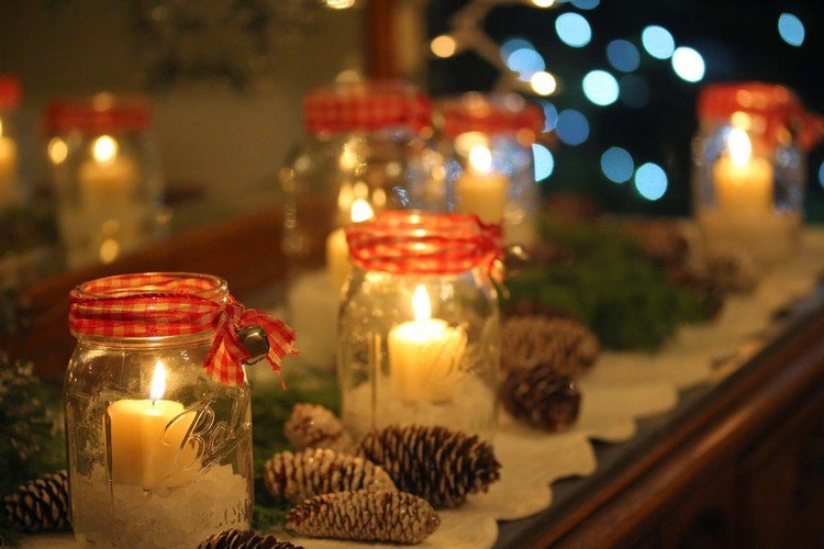 Lucerny a šišky na parapete Nápady na vianočné dekorácie sklo-lampáše-morská soľ-stĺpové sviečky-stuha