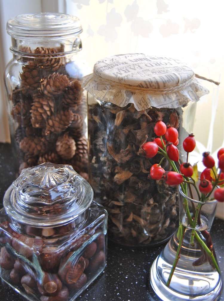 Poháre naplnené šiškami, potpourri a gaštanmi vianočné dekorácie-nápady-sklenené-gaštanové-šišky-poutpourri-plnené