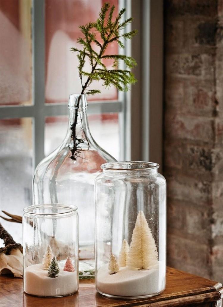 Poháre naplnené miniatúrnymi jedľami a soľou vianočné dekorácie-nápady-sklo-soľ-sneh-miniatúrne jedle
