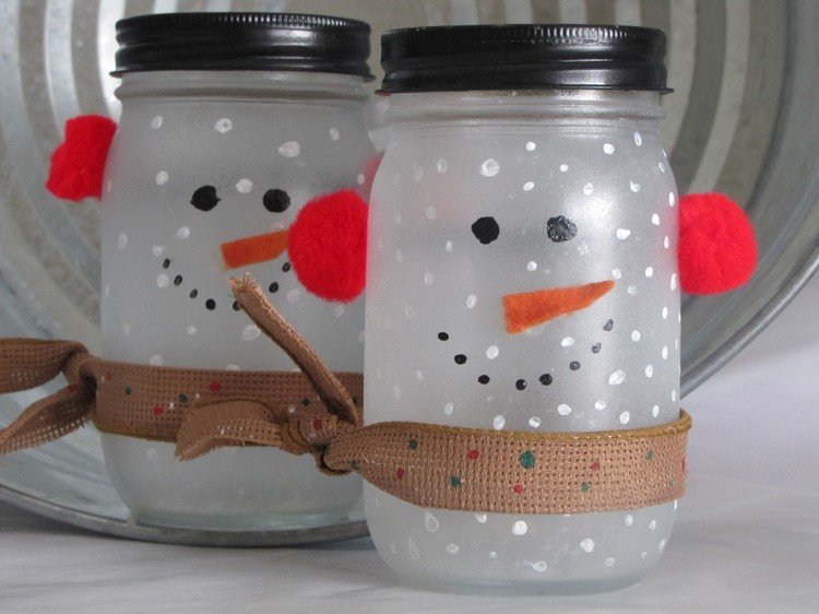 Tvár snehuliaka na zaváraninovom pohári vianočné dekorácie-nápady-zdobenie skla-deti-snehuliak-tvár