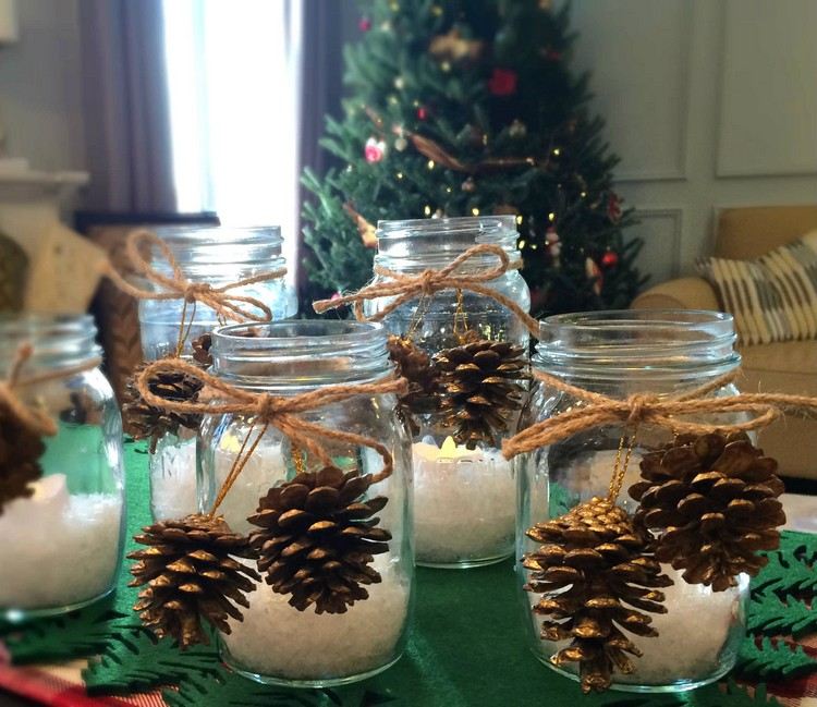 Zaváraninové poháre naplnené soľou a ozdobené šiškami vianočné dekorácie-nápady-sklo-soľ-juta-šnúry-šišky