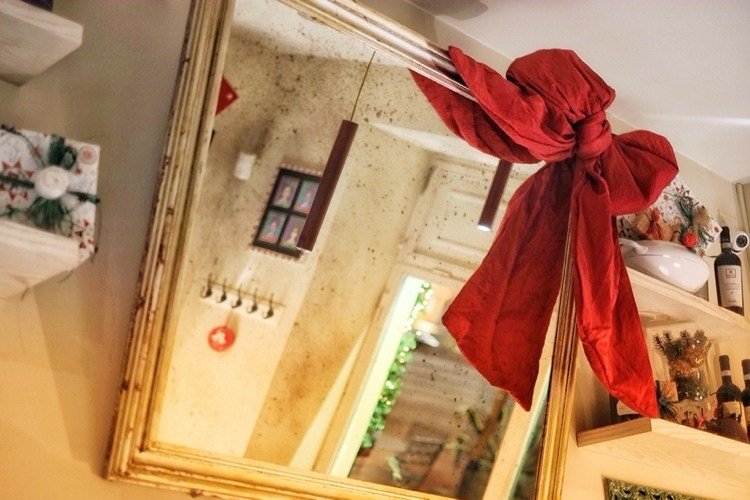 Zrkadlo zdobené veľkou červenou mašličkou